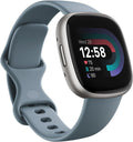 Fitbit Versa 4 - Sportieve smartwatch met ingebouwde gps en een batterijduur tot 6 dagen. Compatibel met Android en iOS.(Denimblauw/platina aluminium)